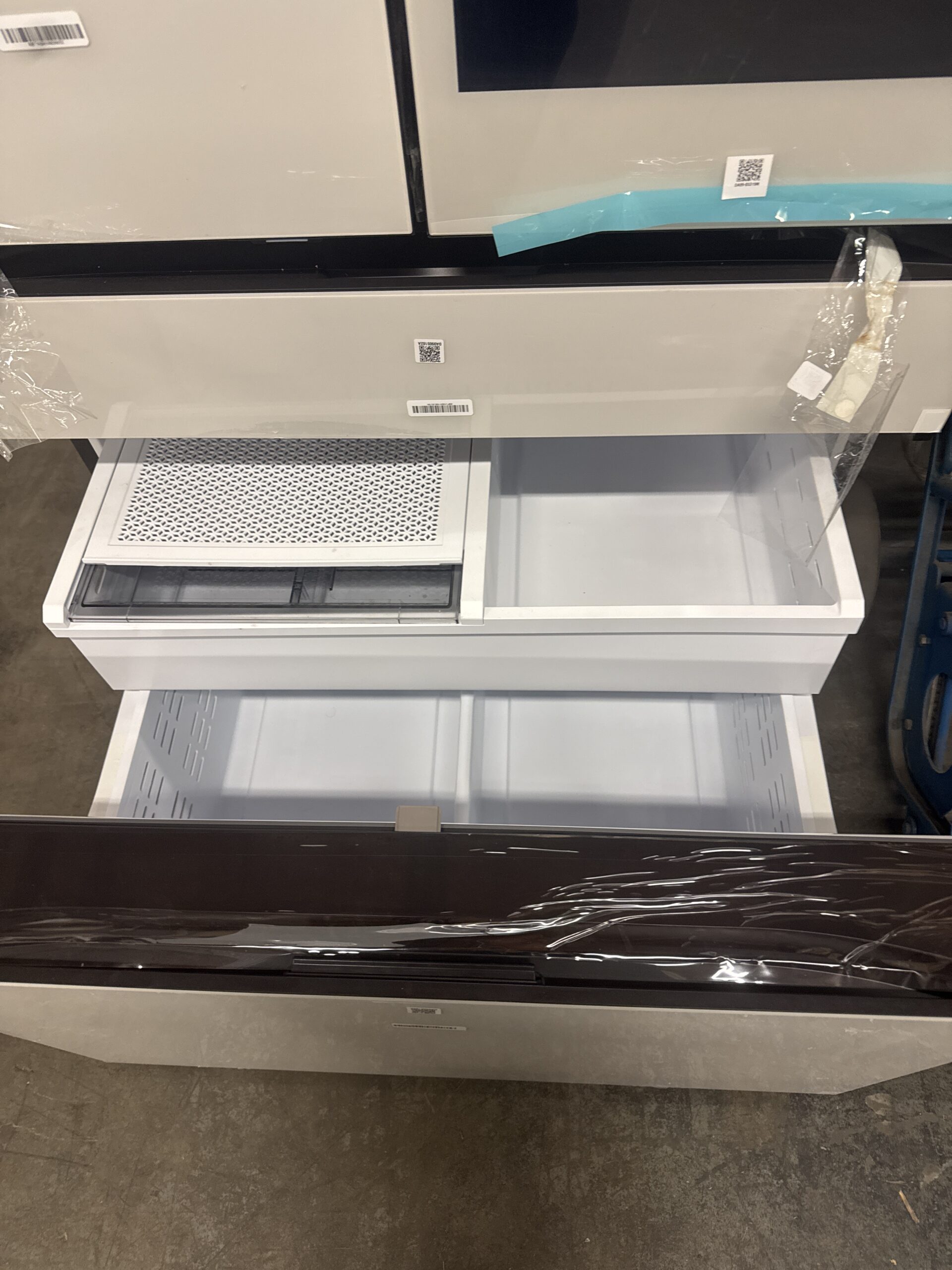 Samsung Bespoke 29 cu. ft. AI 4-Door French Door Refrigerator with AI Family Hub™ & AI Vision Inside - Image 5