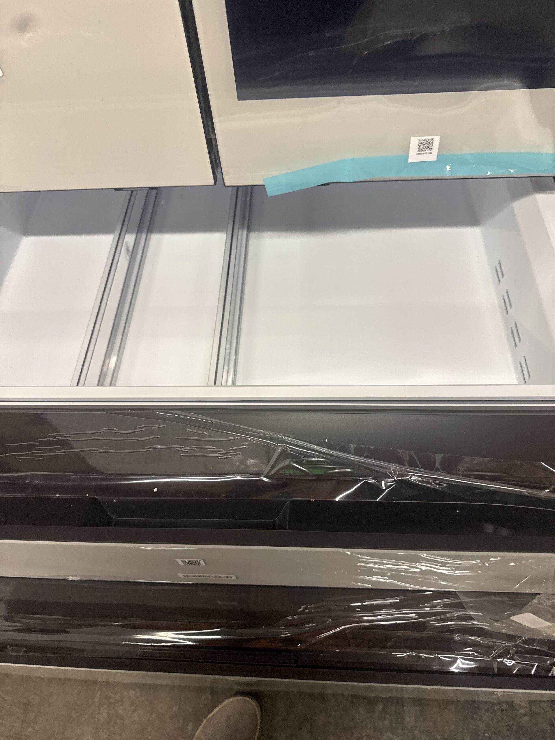 Samsung Bespoke 29 cu. ft. AI 4-Door French Door Refrigerator with AI Family Hub™ & AI Vision Inside - Image 4