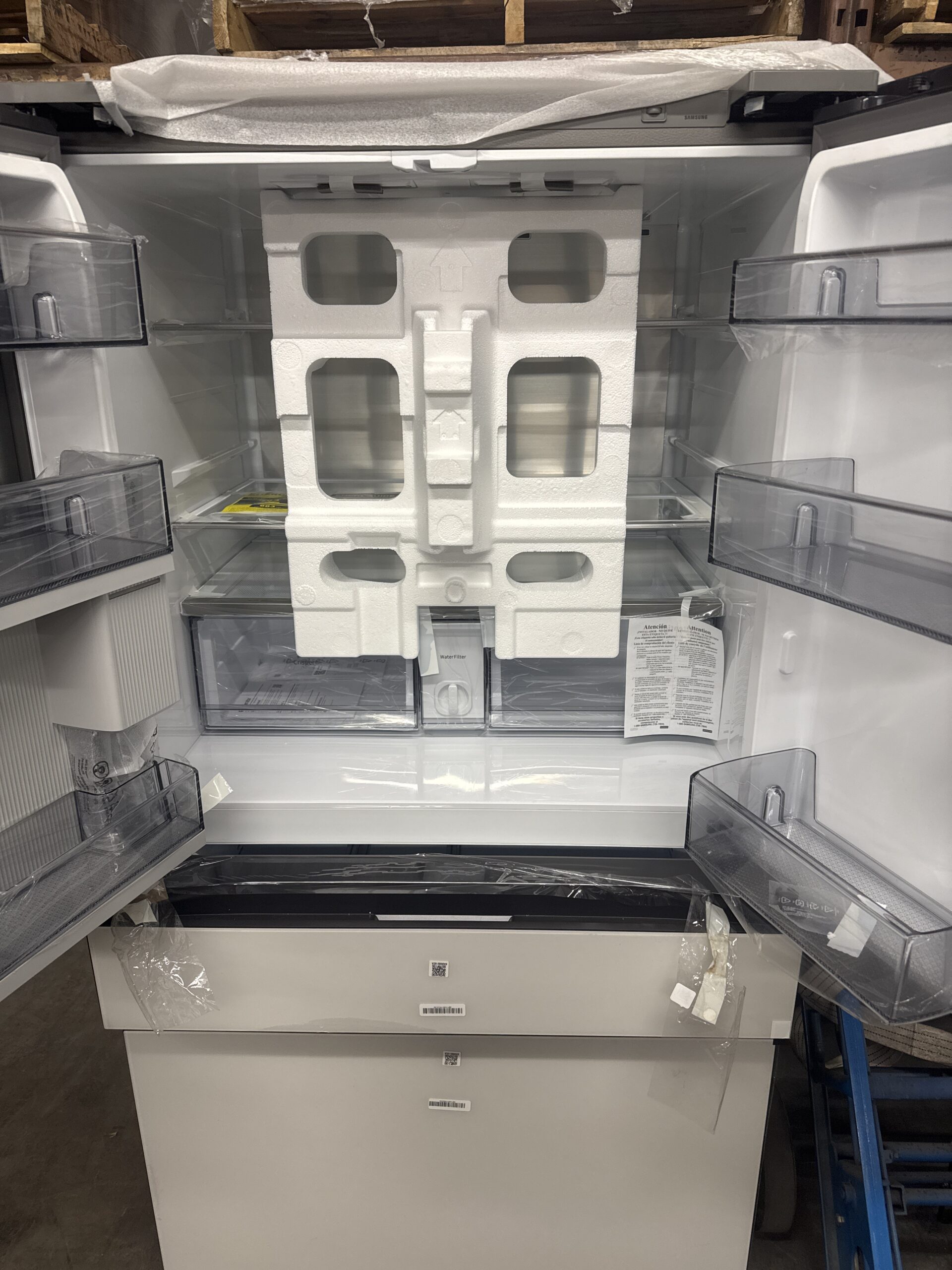 Samsung Bespoke 29 cu. ft. AI 4-Door French Door Refrigerator with AI Family Hub™ & AI Vision Inside - Image 3