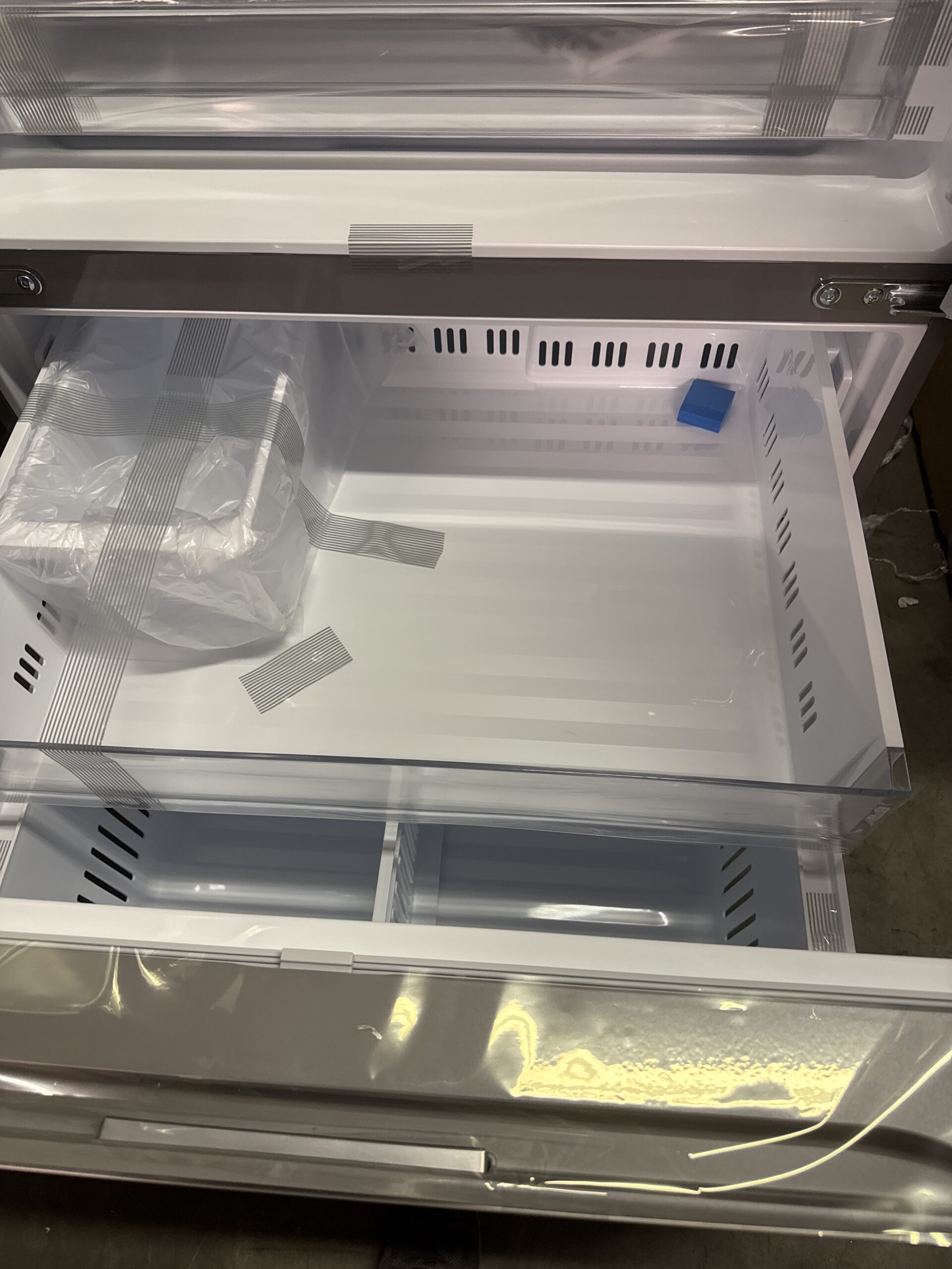 LG 31 cu. ft. Smart French Door Refrigerator with Dual Ice Maker - Stainless Steel (LRFLS3216S) - Image 4